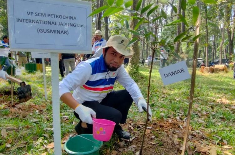 Penanaman pohon industri hulu migas di Palembang. Foto: Humas SKK Migas