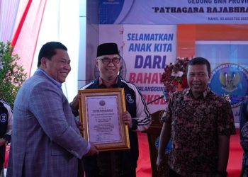 Walikota Jambi Syarif Fasha terima penghargaan dari Kepala BNN RI, Petrus R. Golose. Foto: Meli/Ampar