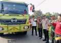 Ratusan Bendera Merah Putih secara gratis kepada warga dan Pengemudi Kendaraan didepan Lapangan Bola kaki desa Ngulak III, Kamis (10/8/2023)./ Foto: Nuaria/ Ampar