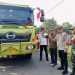 Ratusan Bendera Merah Putih secara gratis kepada warga dan Pengemudi Kendaraan didepan Lapangan Bola kaki desa Ngulak III, Kamis (10/8/2023)./ Foto: Nuaria/ Ampar