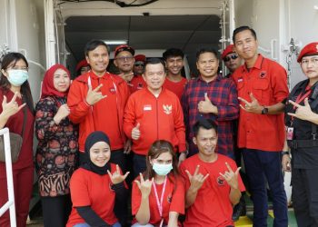 Gubernur Jambi Al Haris dan Ketua DPRD Provinsi Jambi di Kapal RS Terapung Laksamana Malahayati, Sabtu (12/8). Foto: Adrian
