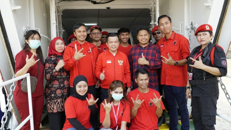 Gubernur Jambi Al Haris dan Ketua DPRD Provinsi Jambi di Kapal RS Terapung Laksamana Malahayati, Sabtu (12/8). Foto: Adrian