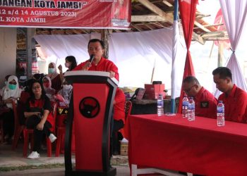 Gubernur Jambi Al Haris saat buka pengobatan gratis di kapal RSA Laksamana Malahayati di kawasan Tanggo Rajo, Kota Jambi, Sabtu (12/8). Foto: Agus