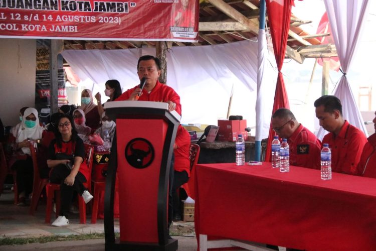 Gubernur Jambi Al Haris saat buka pengobatan gratis di kapal RSA Laksamana Malahayati di kawasan Tanggo Rajo, Kota Jambi, Sabtu (12/8). Foto: Agus