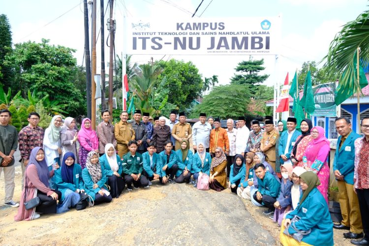Wagub Jambi Abdullah Sani pada acara Pembukaan Selubung Nama Merk ITS-NU Jambi, bertempat di Kampus ITS-NU Jambi Kelurahan Rawasari, Kecamatan Alam Barajo, Kota Jambi, Senin (14/08). Foto: Sobirin