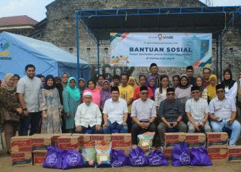 Bank Jambi Serahkan Bantuan Paket Sembako Korban Kebakaran Kampung Legok/ (Foto: haniv/ bank jambi)