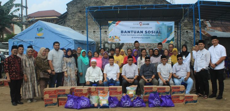 Bank Jambi Serahkan Bantuan Paket Sembako Korban Kebakaran Kampung Legok/ (Foto: haniv/ bank jambi)