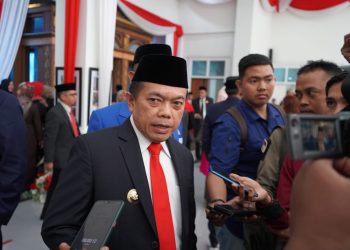 Al Haris saat diwawacarai awak media di Gedung DPRD Provinsi Jambi Rabu (16/8)/ Foto: Alan/Ampar