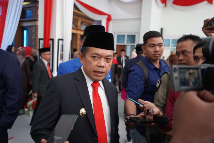 Al Haris saat diwawacarai awak media di Gedung DPRD Provinsi Jambi Rabu (16/8)/ Foto: Alan/Ampar