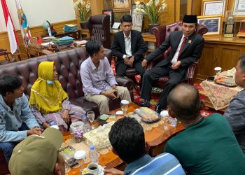Ketua DPRD Edi Purwanto Terima Audiensi Masyarakat Terkait Konflik Lahan dengan PT FPIL di Ruang Kerjanya Rabu (16/8)/ Foto: Alan/Ampar