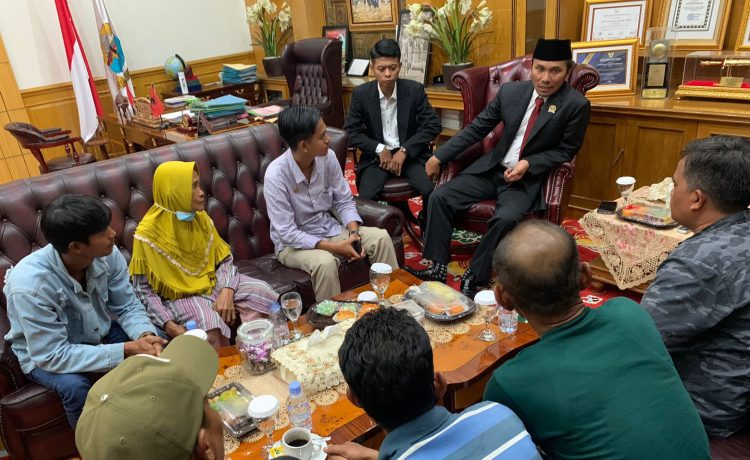 Ketua DPRD Edi Purwanto Terima Audiensi Masyarakat Terkait Konflik Lahan dengan PT FPIL di Ruang Kerjanya Rabu (16/8)/ Foto: Alan/Ampar