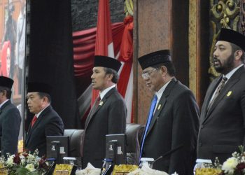 Ketua DPRD Provinsi Jambi, Edi Purwanto didampingi oleh Wakil Ketua DPRD Provinsi Jambi, Burhanudin Mahir, Pinto Jayanegara memimpin rapat paripurna DPRD Provinsi Jambi, Rabu (16/8)/ Foto: Hadian