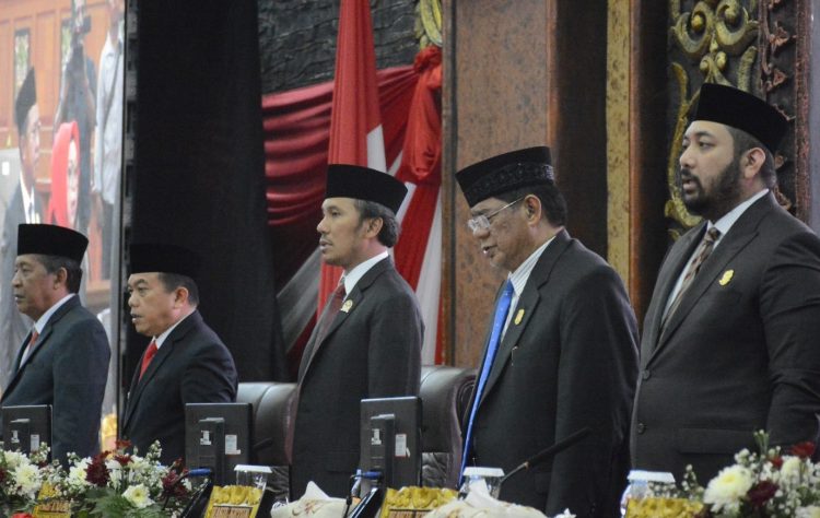 Ketua DPRD Provinsi Jambi, Edi Purwanto didampingi oleh Wakil Ketua DPRD Provinsi Jambi, Burhanudin Mahir, Pinto Jayanegara memimpin rapat paripurna DPRD Provinsi Jambi, Rabu (16/8)/ Foto: Hadian