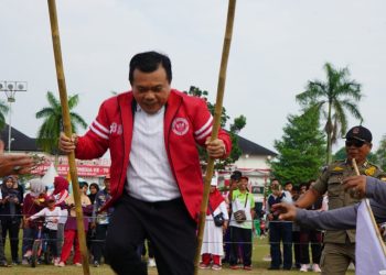 Gubernur Jambi Al Haris saat mengikuti perlombaan tradisional di Lapangan Kantor Gubernur Jambi, Minggu (20/8). Foto: Novriansah