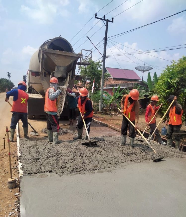 Proses pembangunan jalan Blok D Geragai. Foto: Humas SKK Migas