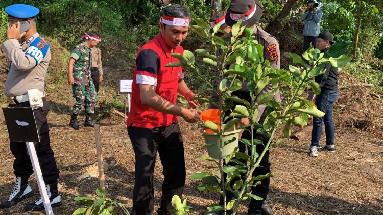 Ketua DPRD Edi Purwanto Ikut Aksi Penanaman Pohon di Danau Sipin/ Foto: Hadian