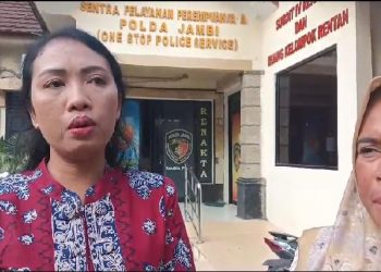 Rusmiati (42) didampingi Kuasa Hukumnya Rusmiati Eva saat melapor ke Polda Jambi/ (Foto: Mhd/Ampar)