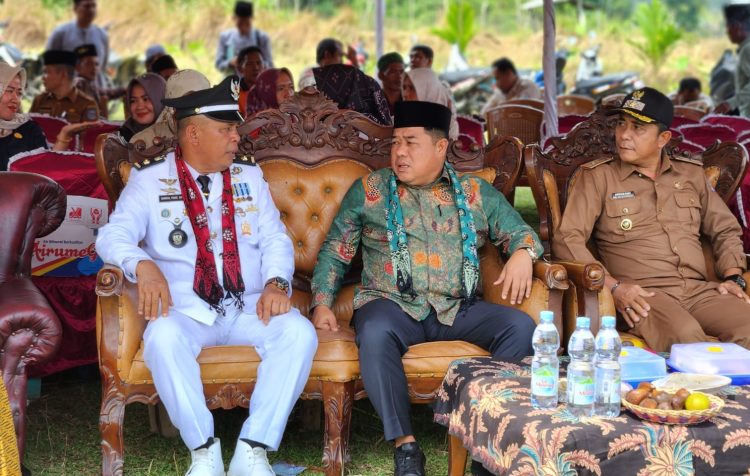 Kepala Biro Umum Setda Provinsi Jambi Muzakir Wakili Gubernur Jambi Al Haris menghadiri Hari Ulang Tahun (HUT) ke-65 Desa Karang Berah, Mearangin, Selasa (22/08/2023)/ Foto: Rky
