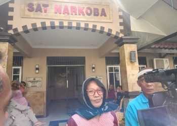 emak- emak di Kota Jambi mendatangi Satuan Reserse Narkoba (Satresnarkoba) Polresta Jambi, Kamis (24/8) kemarin/ (Footo: Mhd/Ampar)