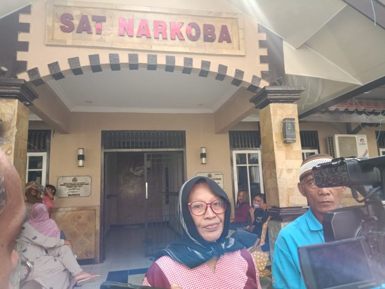 emak- emak di Kota Jambi mendatangi Satuan Reserse Narkoba (Satresnarkoba) Polresta Jambi, Kamis (24/8) kemarin/ (Footo: Mhd/Ampar)