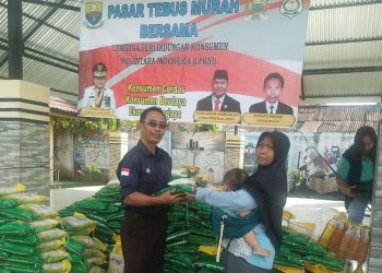 Lembaga Perlindungan Konsumen Indonesia (LPKNI) Provinsi Jambi menggelar Pasar Sembako Tebus murah/ Foto: Melli/ Ampar