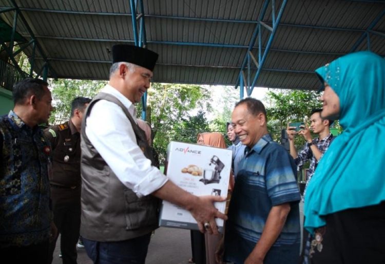 Fasha Serahkan Bantuan Usaha UMKM/ Foto: Melli/Ampar