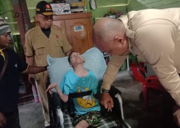Muhammad Harrifar Syafar SE MM memberika bantuan kursi roda gratis, Sabtu ( 26/8/2023)/ Foto: Ivan