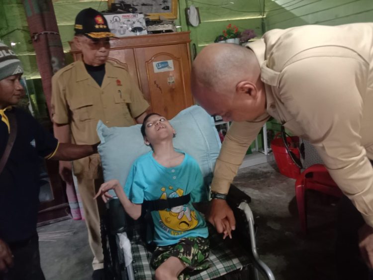 Muhammad Harrifar Syafar SE MM memberika bantuan kursi roda gratis, Sabtu ( 26/8/2023)/ Foto: Ivan