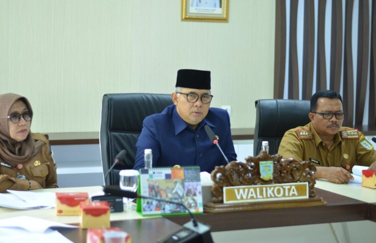 Walikota Jambi Syarif Fasha saat konferensi pers di Gedung Bappeda Kota Jambi, Senin (28/8/2023)/ (Foto: Melli/Ampar)