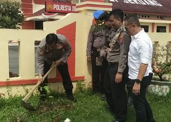 Polresta Deli Serdang melaksanakan penanaman sejumlah pohon yang diawali oleh Wakapolresta Deli Serdang AKBP Agus Sugiyarso, S.I.K./ Foto:  Rapiun