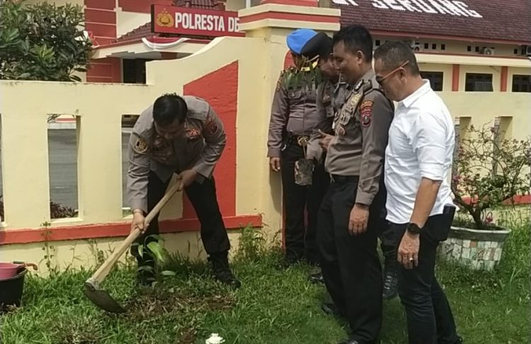 Polresta Deli Serdang melaksanakan penanaman sejumlah pohon yang diawali oleh Wakapolresta Deli Serdang AKBP Agus Sugiyarso, S.I.K./ Foto:  Rapiun