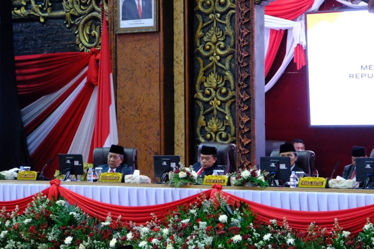 Gubernur Jambi Al Haris saat mengikuti Paripurna DPRD Jambi mendengarkan Pidato kenegaraan Presiden RI/ Foto: alan/Ampar
