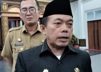 Gubernur Jambi Al Haris diwawancara awak media di gedung DPRD provinsi Jambi. Foto: Juanda/Ampar