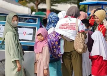 Bank Jambi berbagi kepada anak yatim piatu pada 10 Muharram di Area Kantor Gubernur Jambi. Foto: Humas Bank Jambi