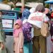 Bank Jambi berbagi kepada anak yatim piatu pada 10 Muharram di Area Kantor Gubernur Jambi. Foto: Humas Bank Jambi