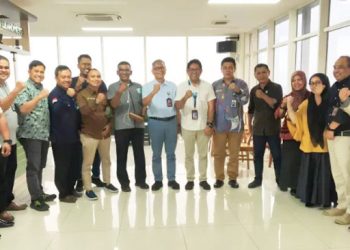 Plt Dirut Bank Jambi Khairul Suhairi ditunjuk sebagai Plt Ketua Umum Forum TJSLBU Provinsi Jambi yang baru dalam Rapat internal Forum TJSLBU. Foto: Humas Bank Jambi