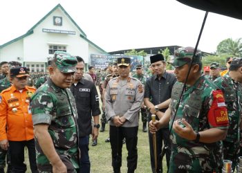 Edi Purwanto (Peci Hitam)  saat Dampingi Kasad Dudung Tinjau Penanganan Karhutla di Jambi/ Foto: Hadian