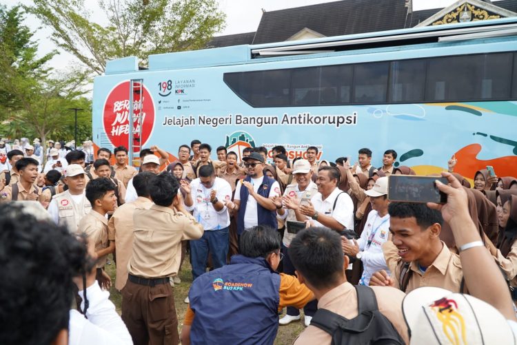 Rombongan Roadshow Bus KPK (Komisi Pemberantasan Korupsi) RI Tahun 2023 Jelajah Negeri Bangun Anti Korupsi tiba di Lapangan Depan Kantor Gubernur Jambi, Rabu (13/09/2023)/ Foto: Harun