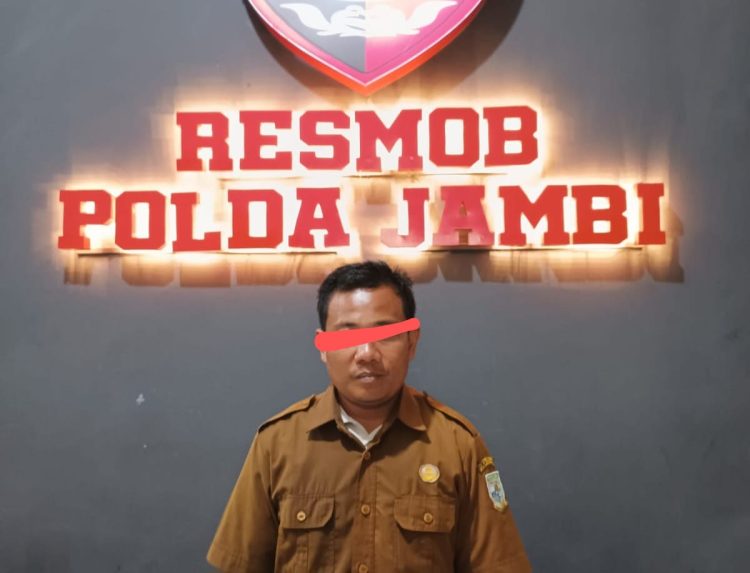 Curi HP Pelajar, Oknum ASN Diaperindag Kota Jambi Ditangkap Polisi 
/ foto; mhd/ampar