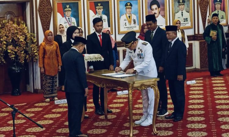 Gubernur Jambi Al Haris melantik Mukti Said menjadi Penjabat (Pj) Bupati Merangin, berlangsung di auditorium Rumah Dinas Gubernur Jambi, Jumat (22/09/2023) pagi./ (Foto: Nda/Ampar