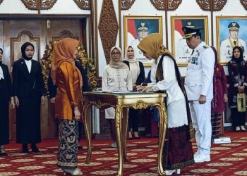 Hesnidar Haris Lantik Dr Indria Mayesti Mukti jadi TP PKK dan Dekranasda Merangin/ Foto: Nda/ampar