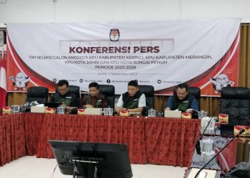 Tim seleksi (Timsel) Calon Anggota KPU empat Kabupaten/Kota di Jambi saat konferensi pers, di Aula Kantor KPU Provinsi Jambi, Jumat (1/9). Foto: Juanda/Ampar
