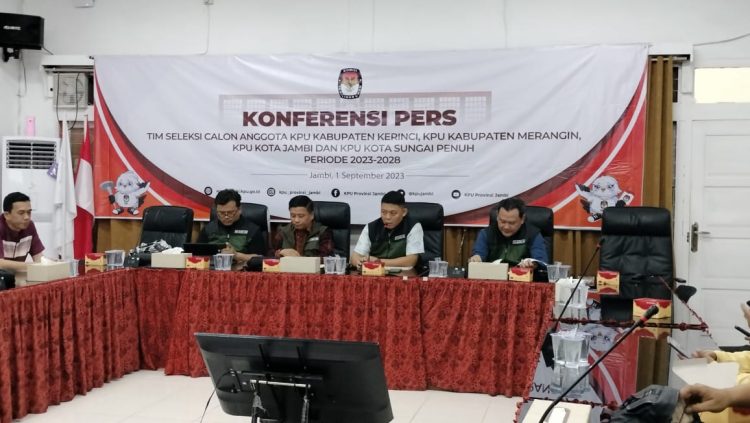 Tim seleksi (Timsel) Calon Anggota KPU empat Kabupaten/Kota di Jambi saat konferensi pers, di Aula Kantor KPU Provinsi Jambi, Jumat (1/9). Foto: Juanda/Ampar