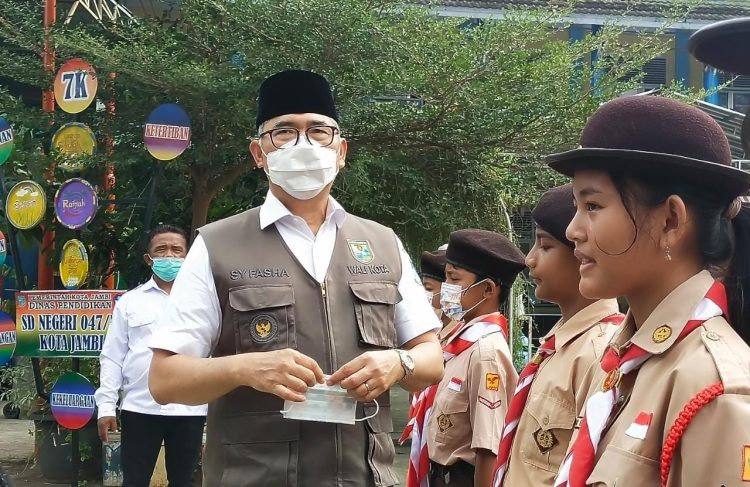 Pemerintah Kota (Pemkot) Jambi mulai membagikan masker kepada/ Foto: Melli/Ampar