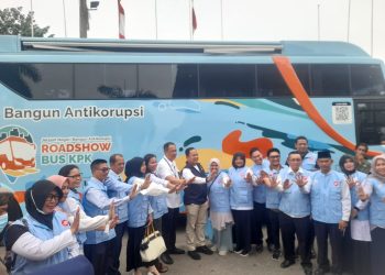 Kedatangan Bus KPK di dirumah dinas Gubernur Jambi, Kawsan Ancol, Kota Jambi/ Foto: Aln