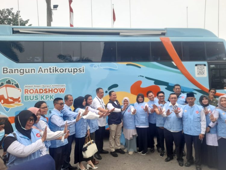 Kedatangan Bus KPK di dirumah dinas Gubernur Jambi, Kawsan Ancol, Kota Jambi/ Foto: Aln
