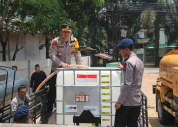 Polda Jambi Distribusikan Air Bersih ke Masyarakat Terdampak Kekeringan/ (Foto: Humas Polda Jambi)