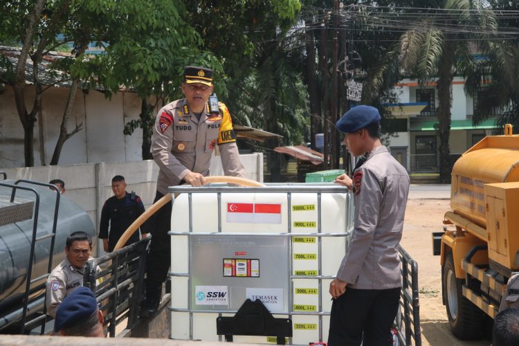 Polda Jambi Distribusikan Air Bersih ke Masyarakat Terdampak Kekeringan/ (Foto: Humas Polda Jambi)