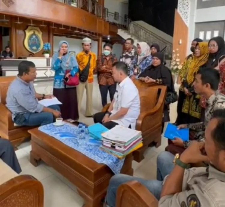 Guru Honorer Temui Bupati Romi Hariyanto/ (Foto: willy)