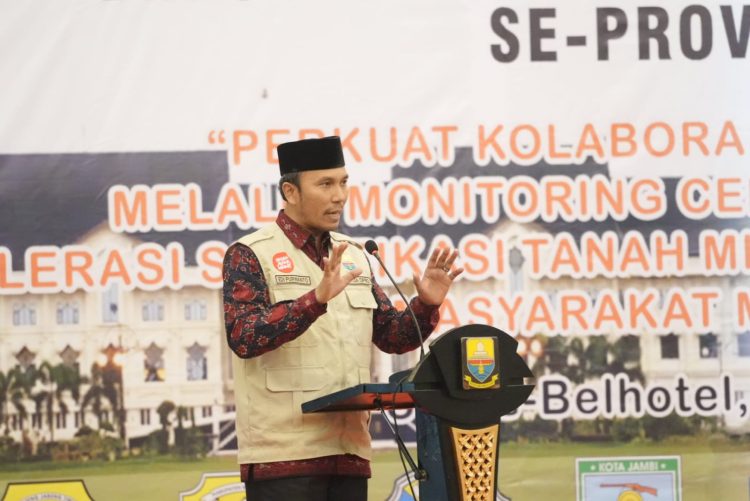 Edi Purwanto dihadapan pimpinan KPK, Jajaran KPK, Kepala Daerah dan Ketua DPRD se Provinsi Jambi, Kamis (14/8) di Ballroom Hotel Swiss Bel/ (Foto: Hadian)